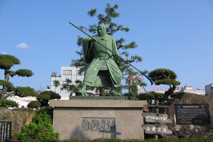 Benkei statue in front of station