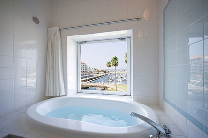 Sample balcony twin room ocean view bath!