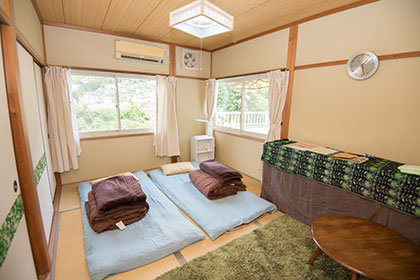 Sample guestroom in house (house guestroom)