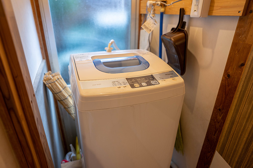 Washing machine (Japanese room only)