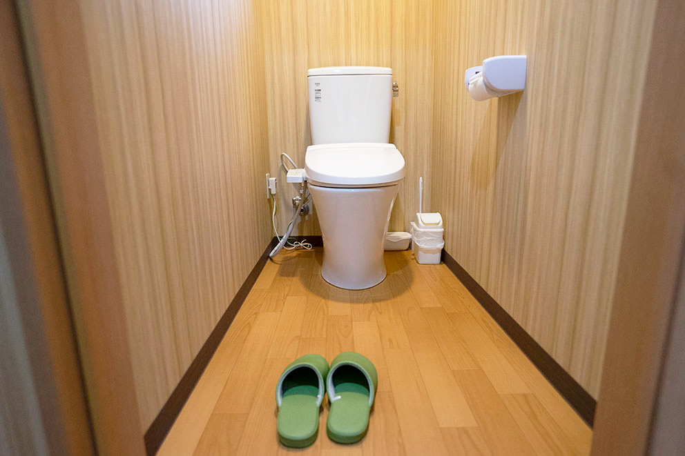 Western room toilet