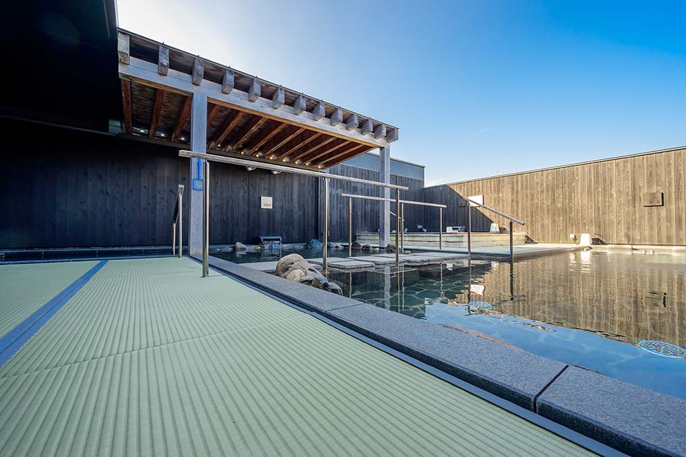 Outdoor onsen bath