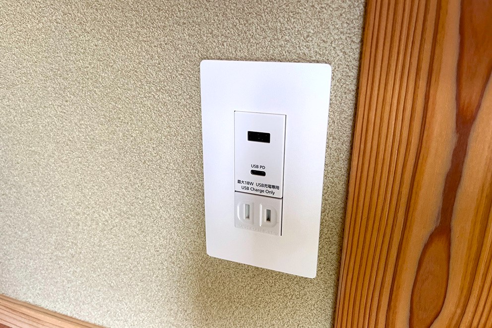 Guest room outlet (100V, USB-A, USB-C)