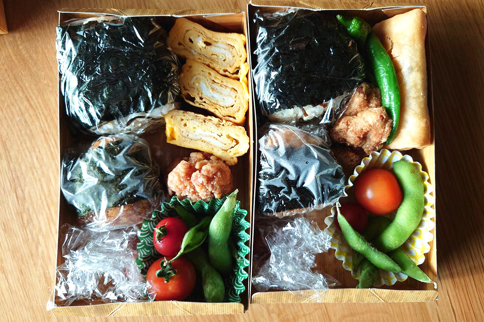 Sample lunch-box (Left:Normal menu , Right:Vegetarian menu)