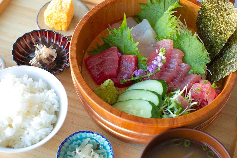 お宿併設 レストラン 「熊野のめざめ」 店内メニュー「名物まぐろ定食」（有料）