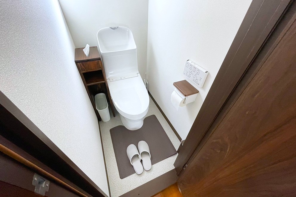 Toilet (Sakura-no-ma guest room)