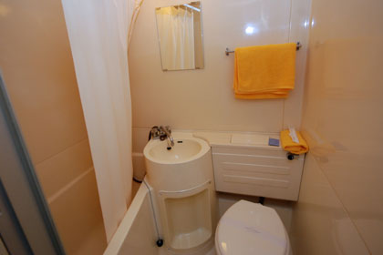 Sample guestroom washroom