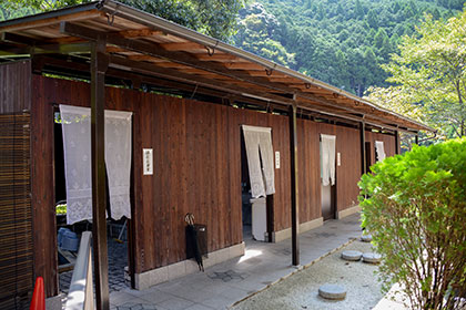 Private outdoor bath entrance