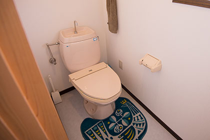 Communal toilet (house guestroom)