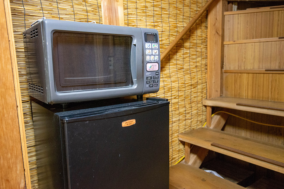 Microwave oven and refrigerator