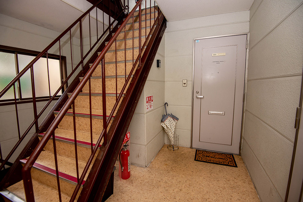 アパート内の階段（２階に部屋があります）