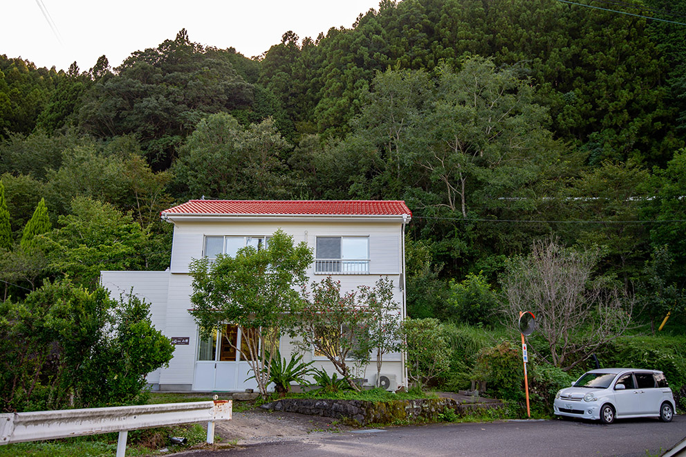 赤い屋根と白い壁