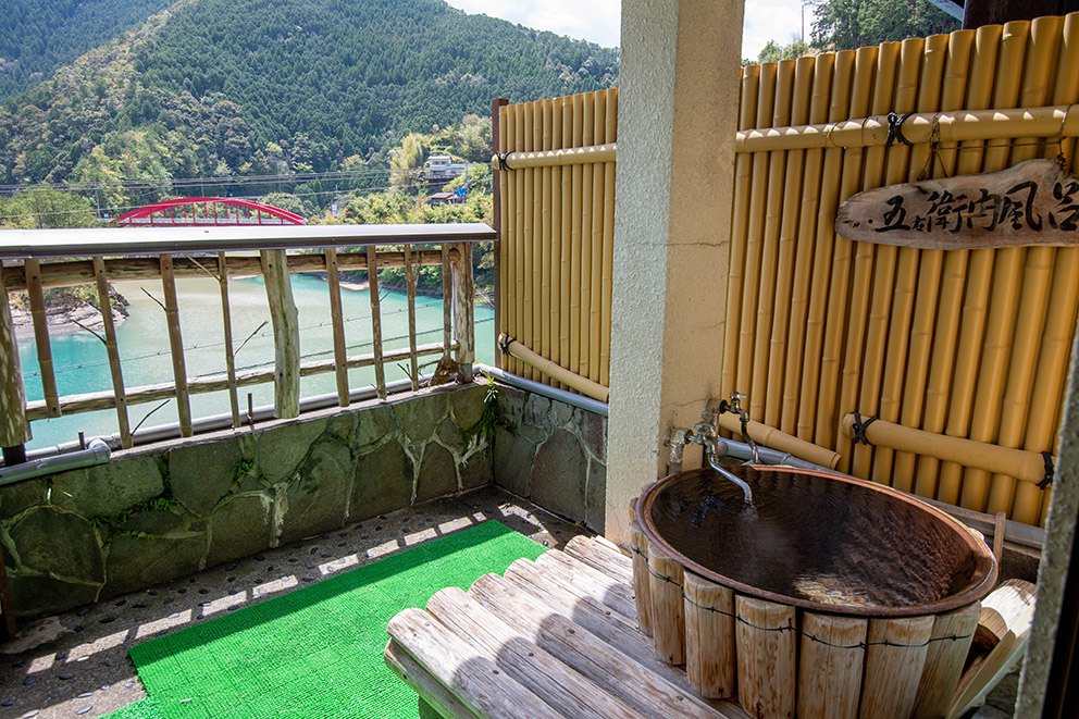 Room with outdoor bath